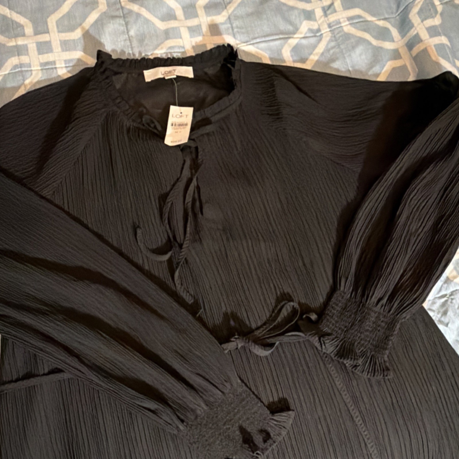 LOFT Women\'s Black Chiffon Pleated Midi Dress Size M V-Neck Tie Waist Smocked LOFT Women\'s Black Chiffon Pleated Midi Dress Size M V-Neck Tie Waist Smocked
