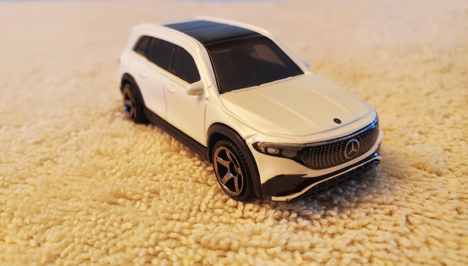 Matchbox 2024 MERCEDES-BENZ EQB, White, Powerful, Precise #101/125 (IN BOX)