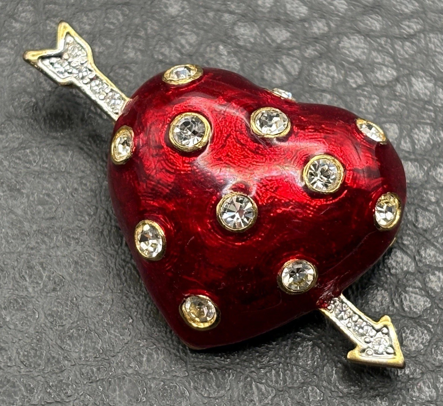 Red Guilloche Enamel Cupid\'s Arrow Heart Brooch Pin Clear Rhinestone Gold Tone Red Guilloche Enamel Cupid\'s Arrow Heart Brooch Pin Clear Rhinestone Gold Tone