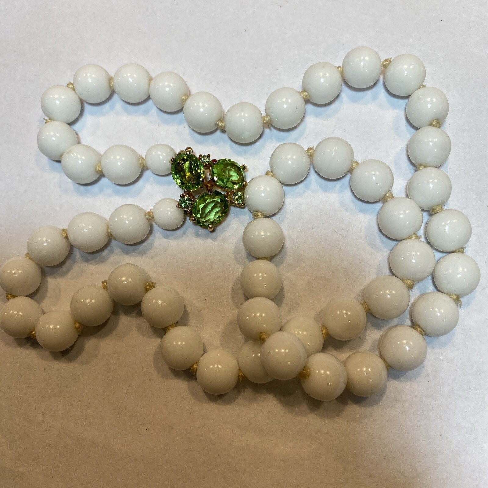 VTG.1950’s SIGNED NEWHOUSE WHITE MILK GLASS BEADS GREEN VASELINE STONE NECKLACE VTG.1950’s SIGNED NEWHOUSE WHITE MILK GLASS BEADS GREEN VASELINE STONE NECKLACE