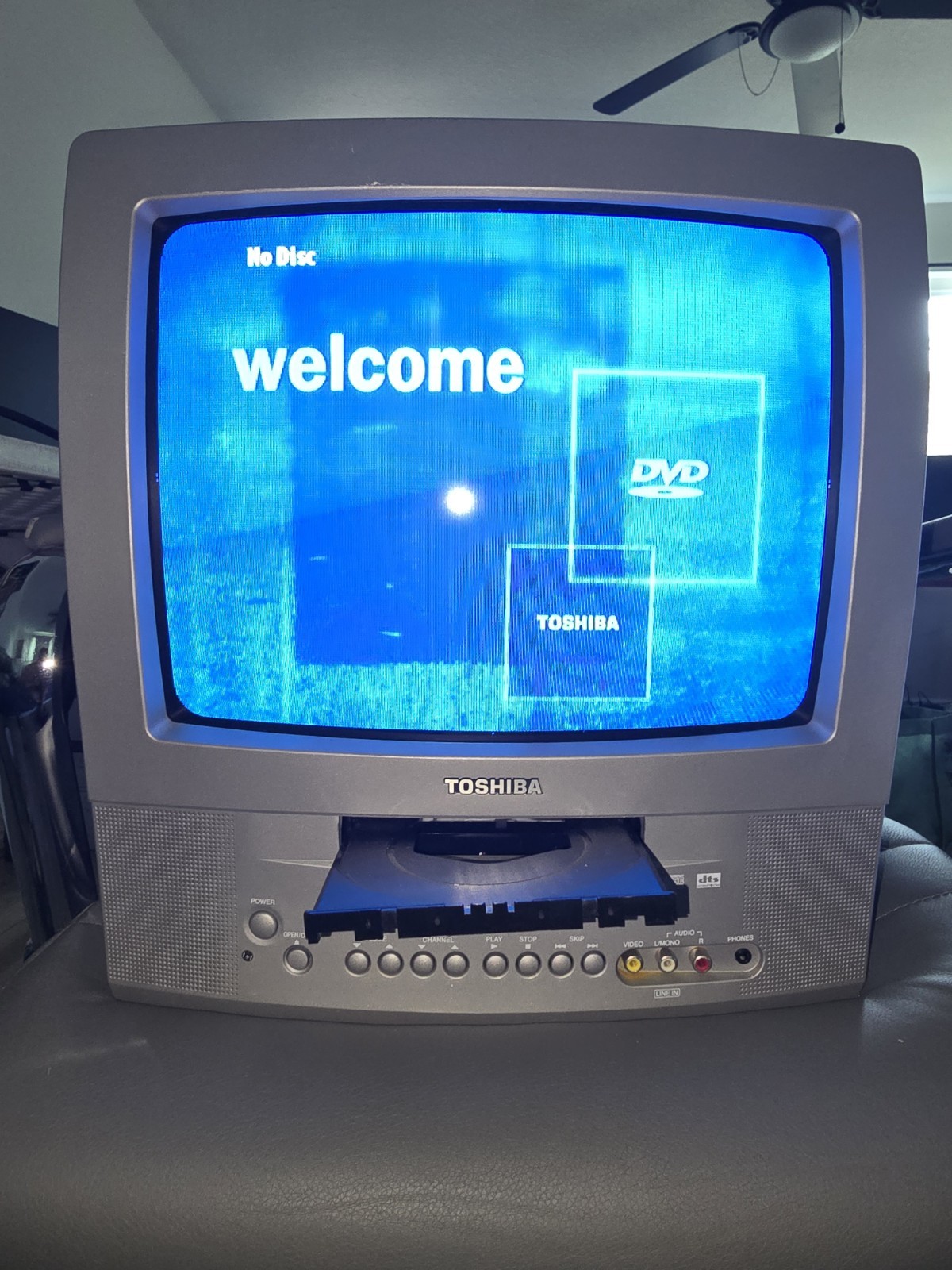 Toshiba 13” CRT TV/DVD Combo MD13N3 w/ Remote