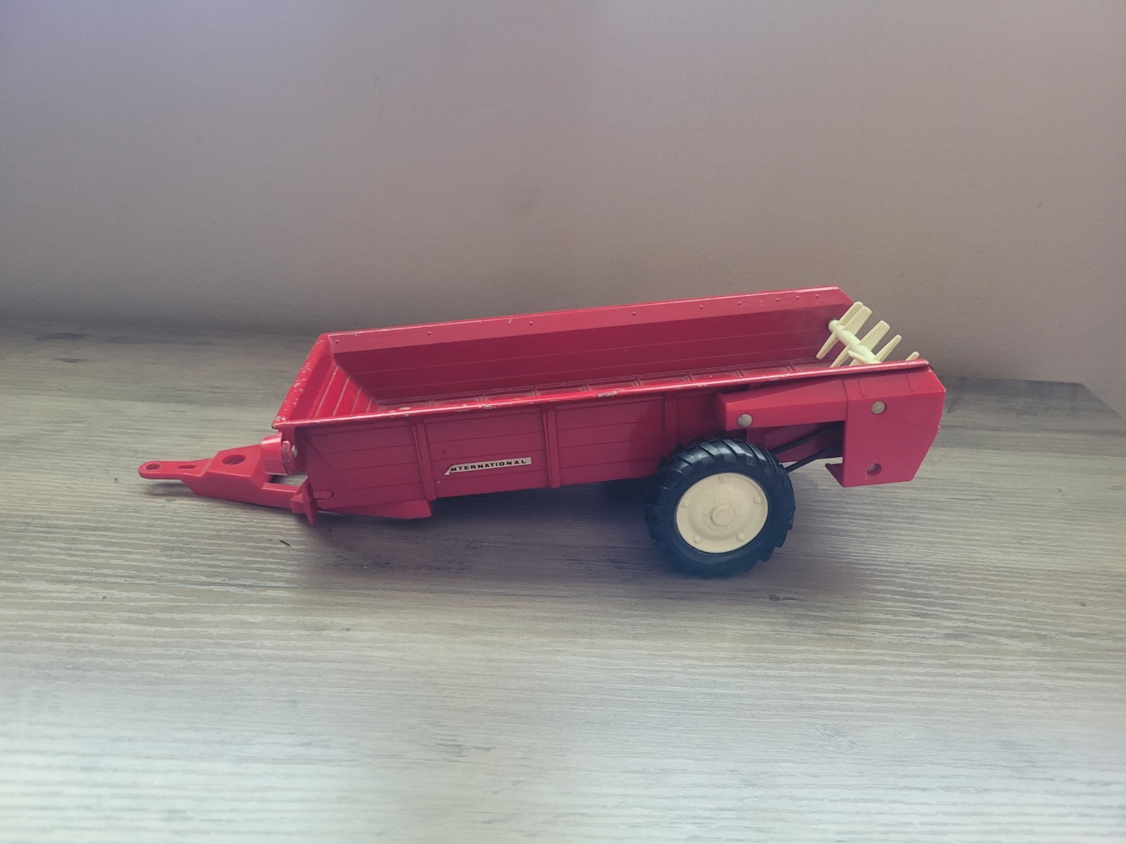 Vintage International Red Manure Spreader Trailer 1/16 Scale Farm Toy STK #492