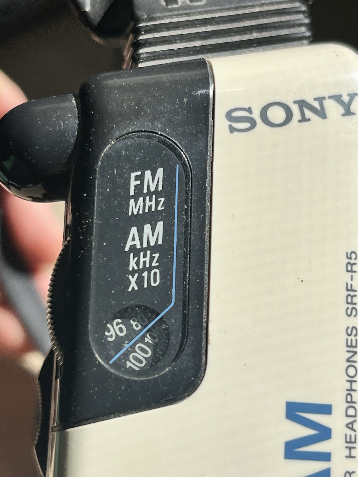 Working Vintage Sony AM / FM Stereo Receiver Headphones SRF-R5 Great Reception