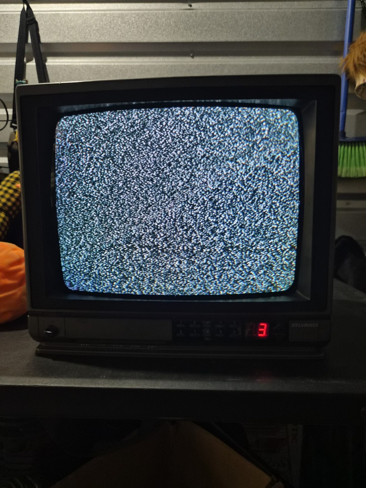 Sylvania 13 Inch Tv Model #CAJ140 WA21 Wooden Vintage 1988 Sylvania 13 Inch Tv Model #CAJ140 WA21 Wooden Vintage 1988