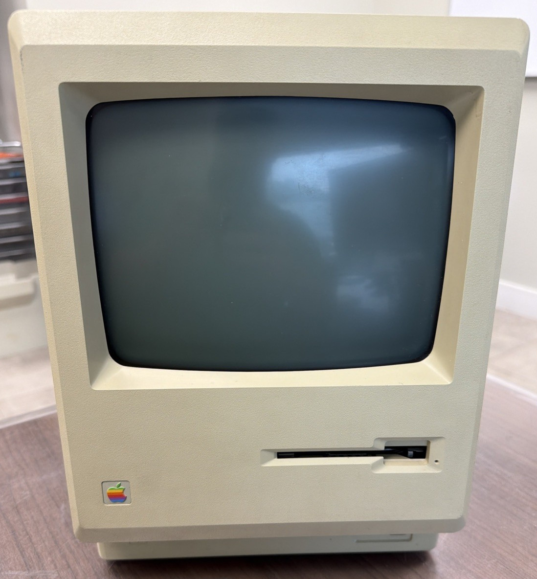 Apple Macintosh Plus 1MB M0001A Vintage Computer **TURNS ON **