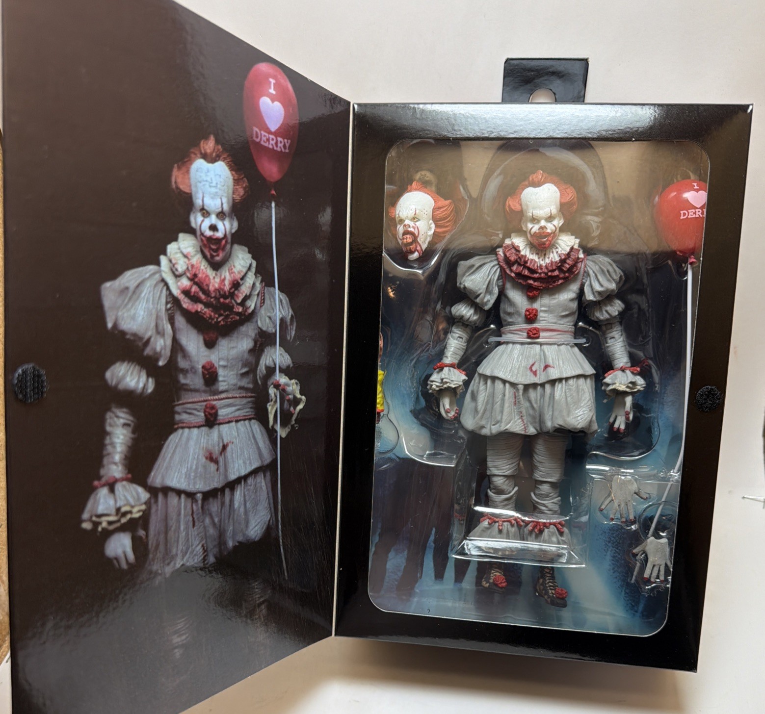 NECA IT Movie You\'ll Float Too Ultimate 7” Pennywise Horror Action Figure Derry
