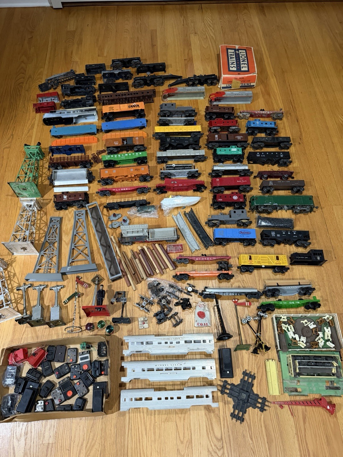 LARGE LOT Vtg LIONEL Trains Classics Parts Engines Cars Box Cattle Railroad