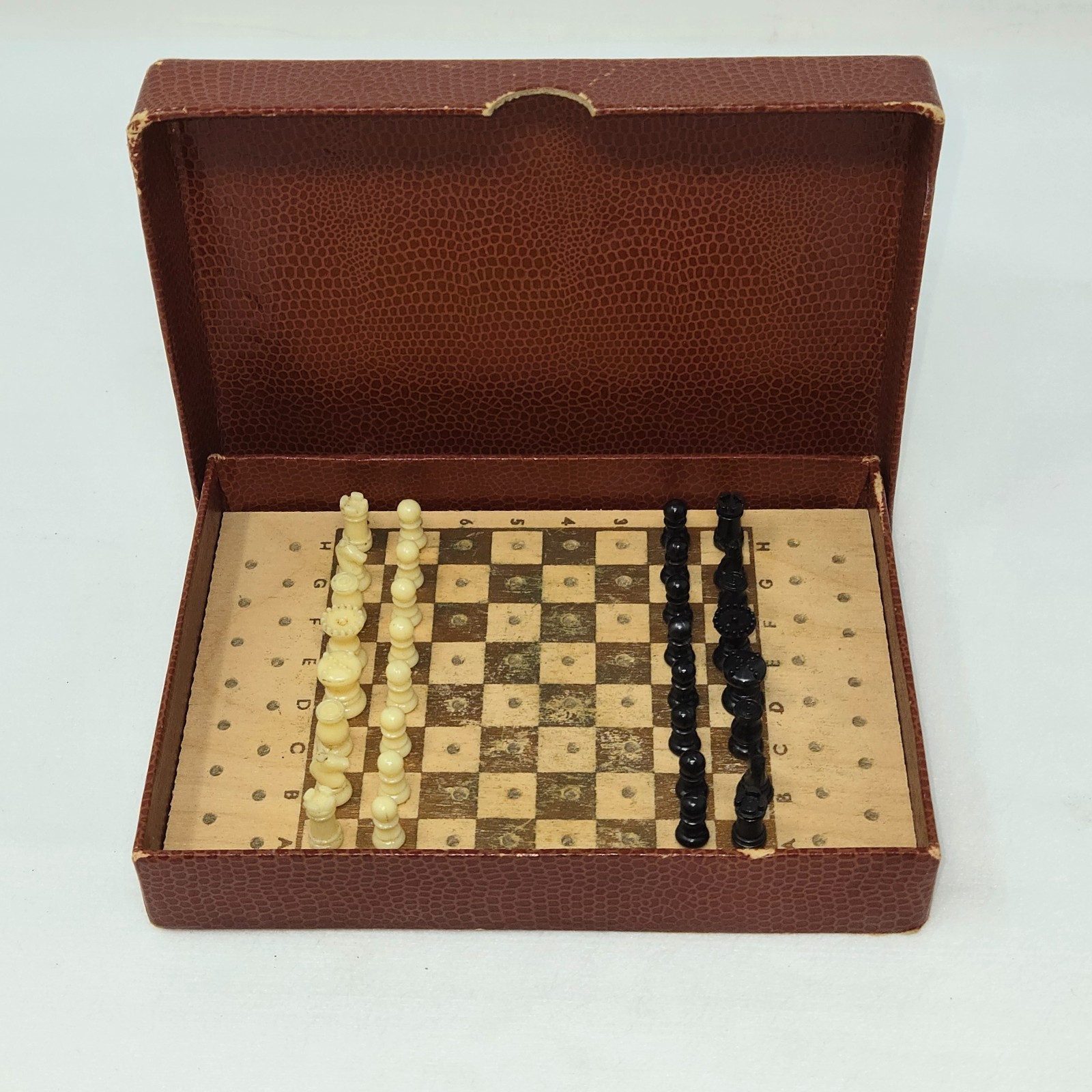 VINTAGE K&C LONDON MINI POCKET TRAVEL PEG CHESS SET IN BOX