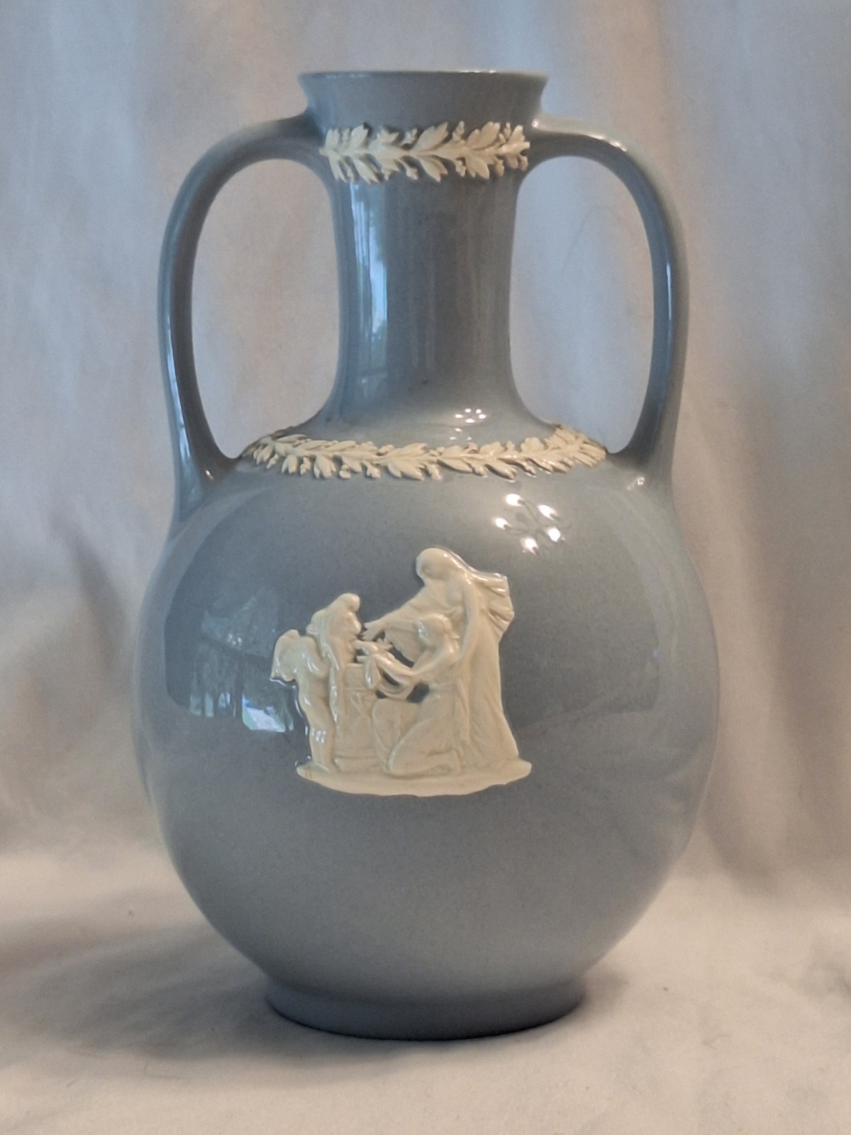Vtg Wedgwood Blue & White Queensware Trophy Vase Barlaston of Etruria 6.5\ Vtg Wedgwood Blue & White Queensware Trophy Vase Barlaston of Etruria 6.5\