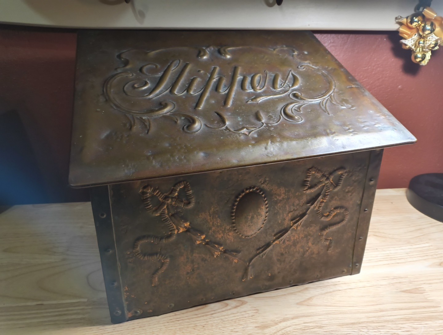 Antique Hammered Brass Slipper Box w/ Bows Vintage Decorative Storage Antique Hammered Brass Slipper Box w/ Bows Vintage Decorative Storage