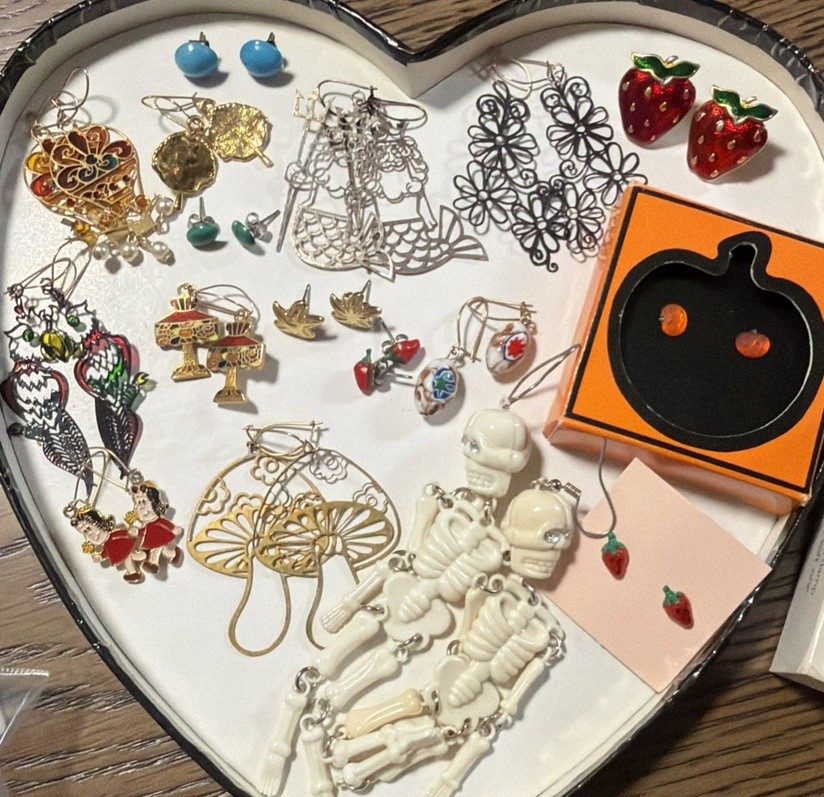 Collectible vintage of 17 pairs of earrings for women