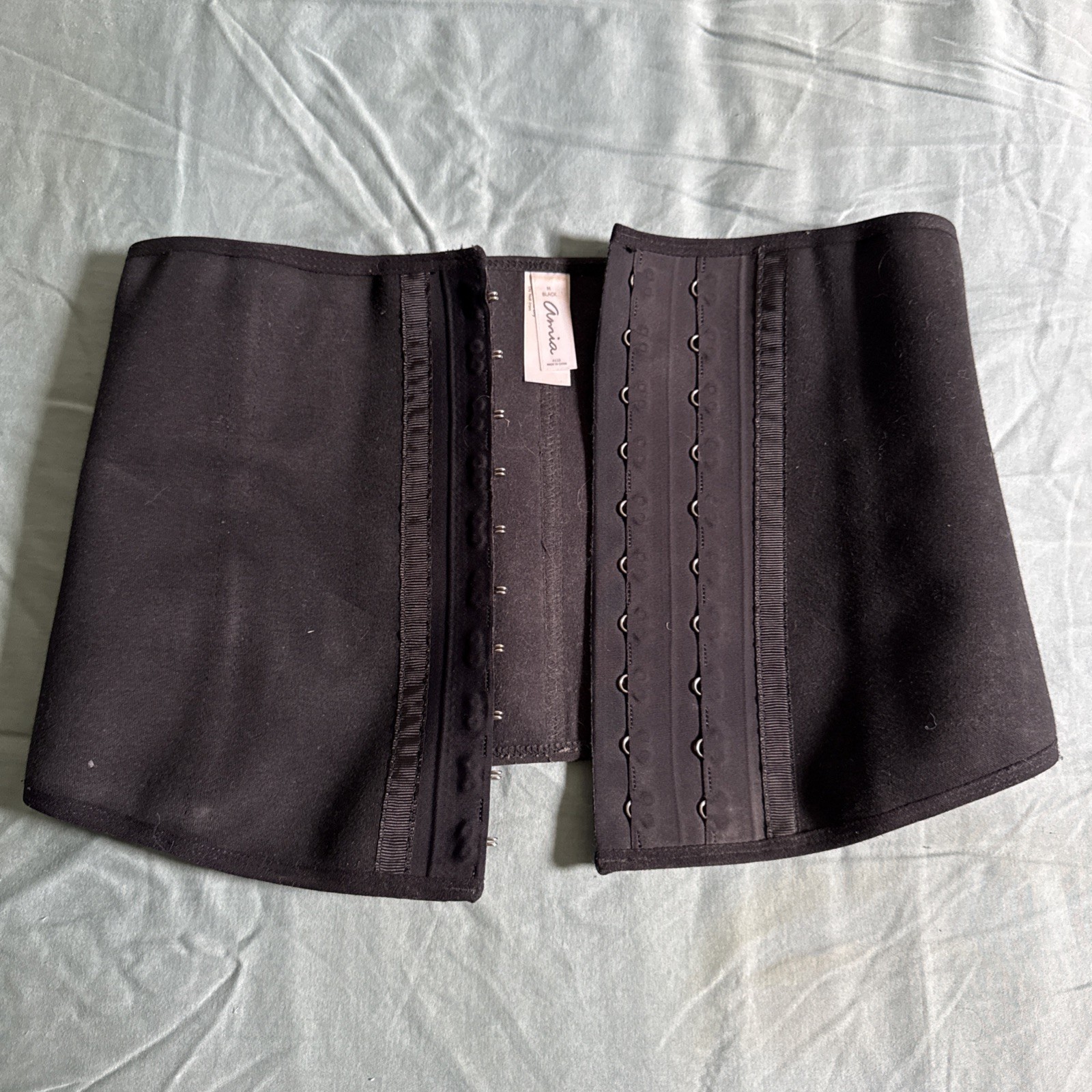Amia Cincher Black M