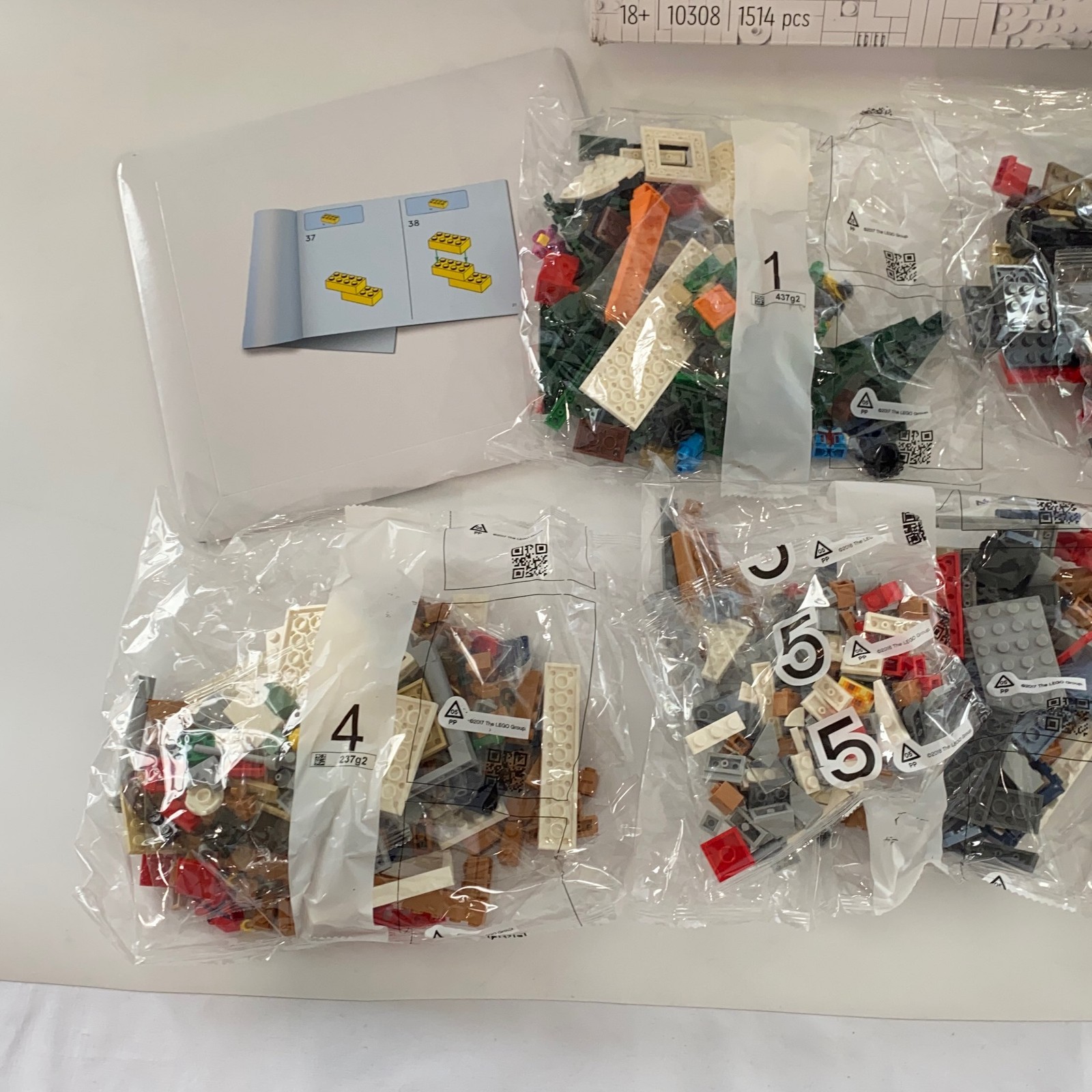 LEGO Icons Holiday Main Street 10308, Multicolor, 1514 pcs