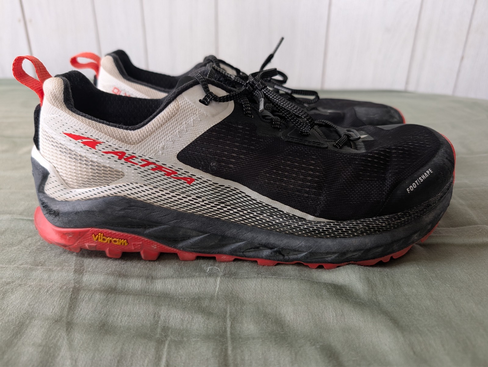 Altra Olympus 4 Trail Running Shoes Mens Size 11 Black White Orange Red Vibram