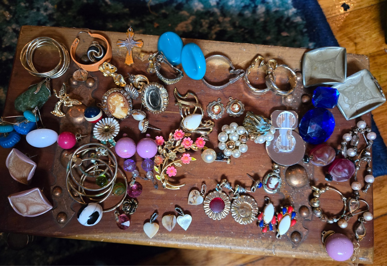 Vintage Retro Mod Era Mixed Junk Jewelry Craft Lot with Assorted Findings Vintage Retro Mod Era Mixed Junk Jewelry Craft Lot with Assorted Findings