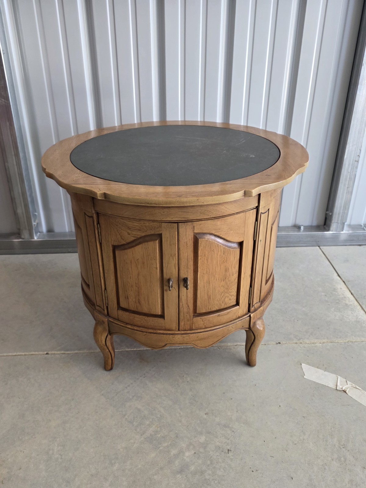 VINTAGE MID CENTURY THOMASVILLE ROUND WOOD SIDE TABLE T-55-7135-11 W/ SLATE TOP VINTAGE MID CENTURY THOMASVILLE ROUND WOOD SIDE TABLE T-55-7135-11 W/ SLATE TOP