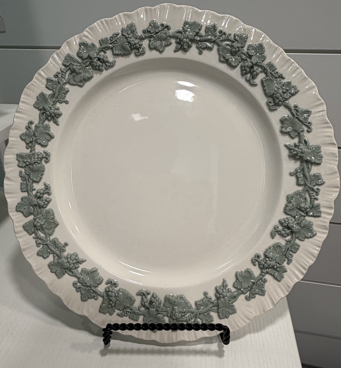 Wedgwood Embossed Queens Ware Cream Celadon Grape 10” Dinner Plate England Wedgwood Embossed Queens Ware Cream Celadon Grape 10” Dinner Plate England