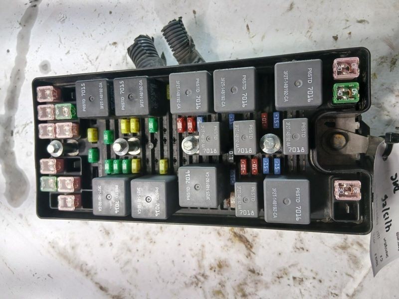 2005-2006 Ford Mustang Engine Fuse Box Assembly OEM