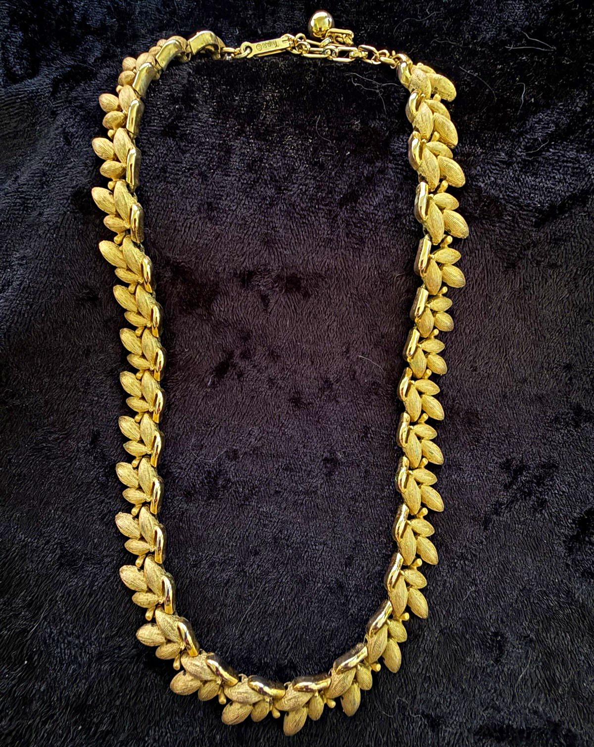 Vintage Signed TRIFARI Gold Tone Textured Leaf Statement Necklace Vintage Signed TRIFARI Gold Tone Textured Leaf Statement Necklace
