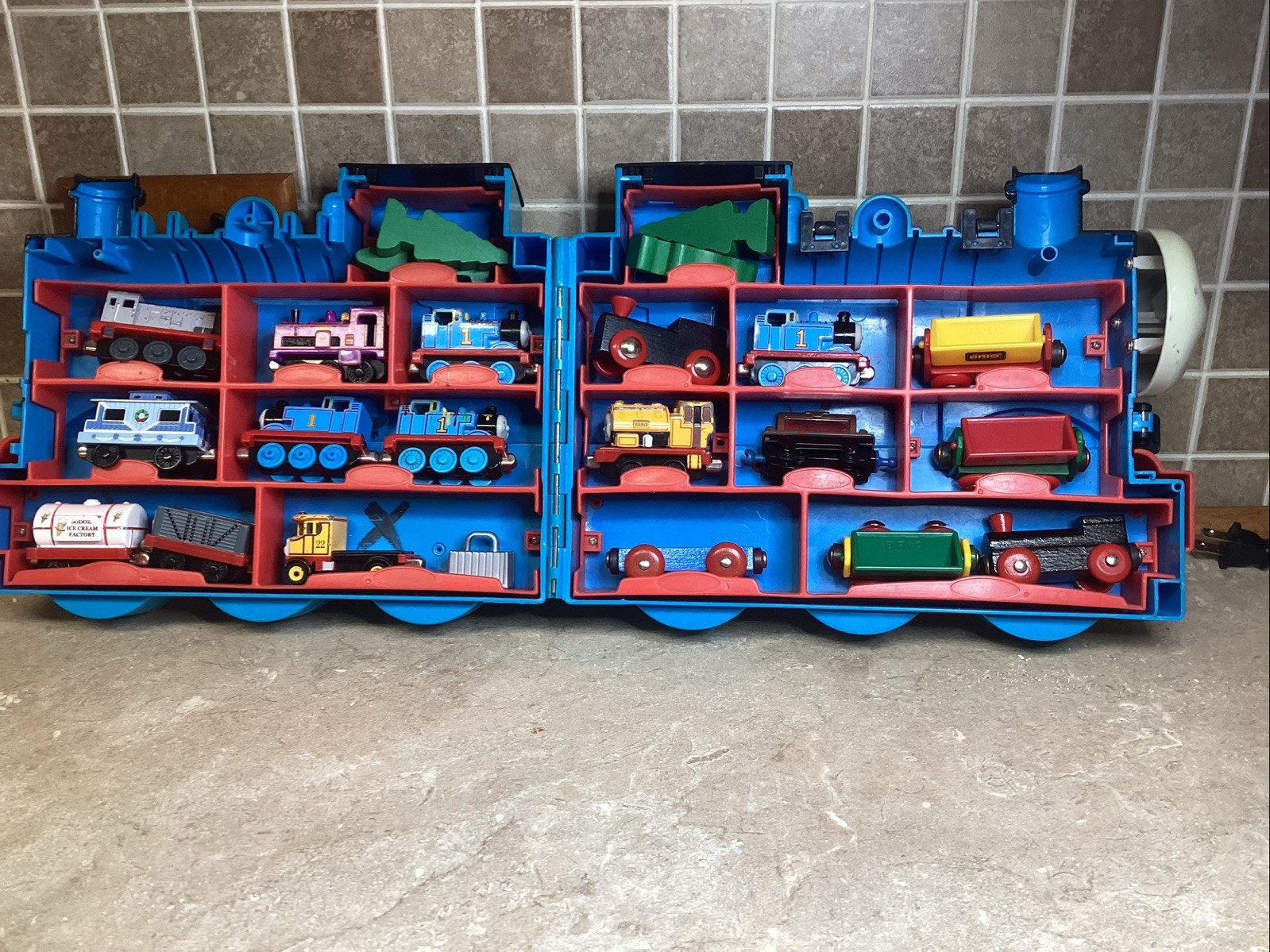 Lot x 18 Thomas The Train  Brio Engines And Cars-w/Thomas Carrying Case