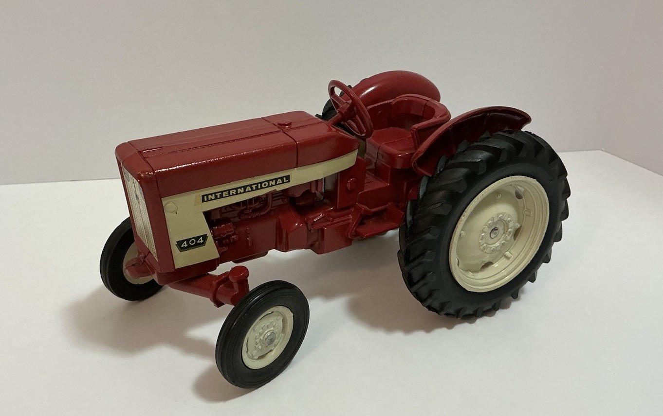 VINTAGE ESKA INTERNATIONAL 404 TRACTOR ERTL FARM TOY FARMALL WF 3 PT METAL RIMS