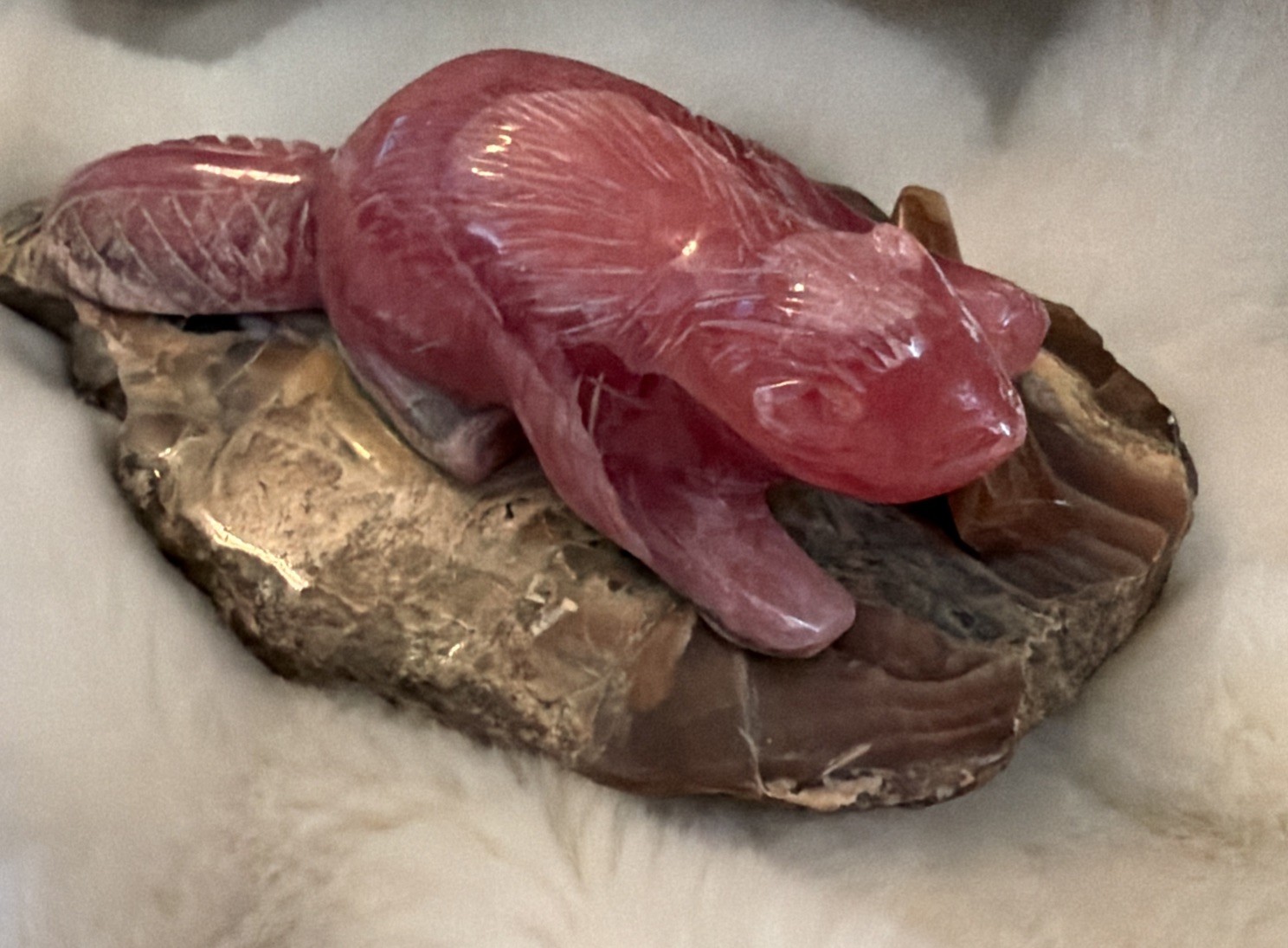 Vtg Hand Carved Rhodochrosite Beaver On Agate Base Figurine Gemstone Crystal Vtg Hand Carved Rhodochrosite Beaver On Agate Base Figurine Gemstone Crystal