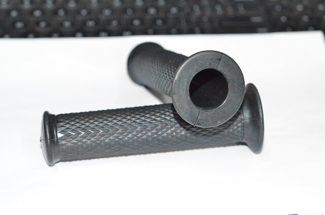 KAWASAKI MT1 B C G3SS G3TR C2SS C2TR F2 W1 GRIP SET SET OF 2 46075-007 46061-009