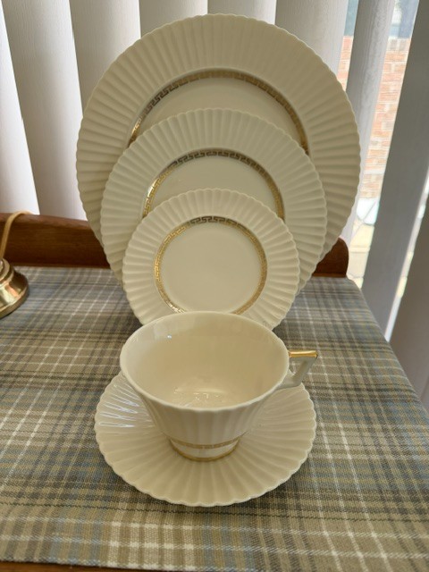 Lenox CRETAN (Gold Key design) 5 piece place setting- mint + flawless