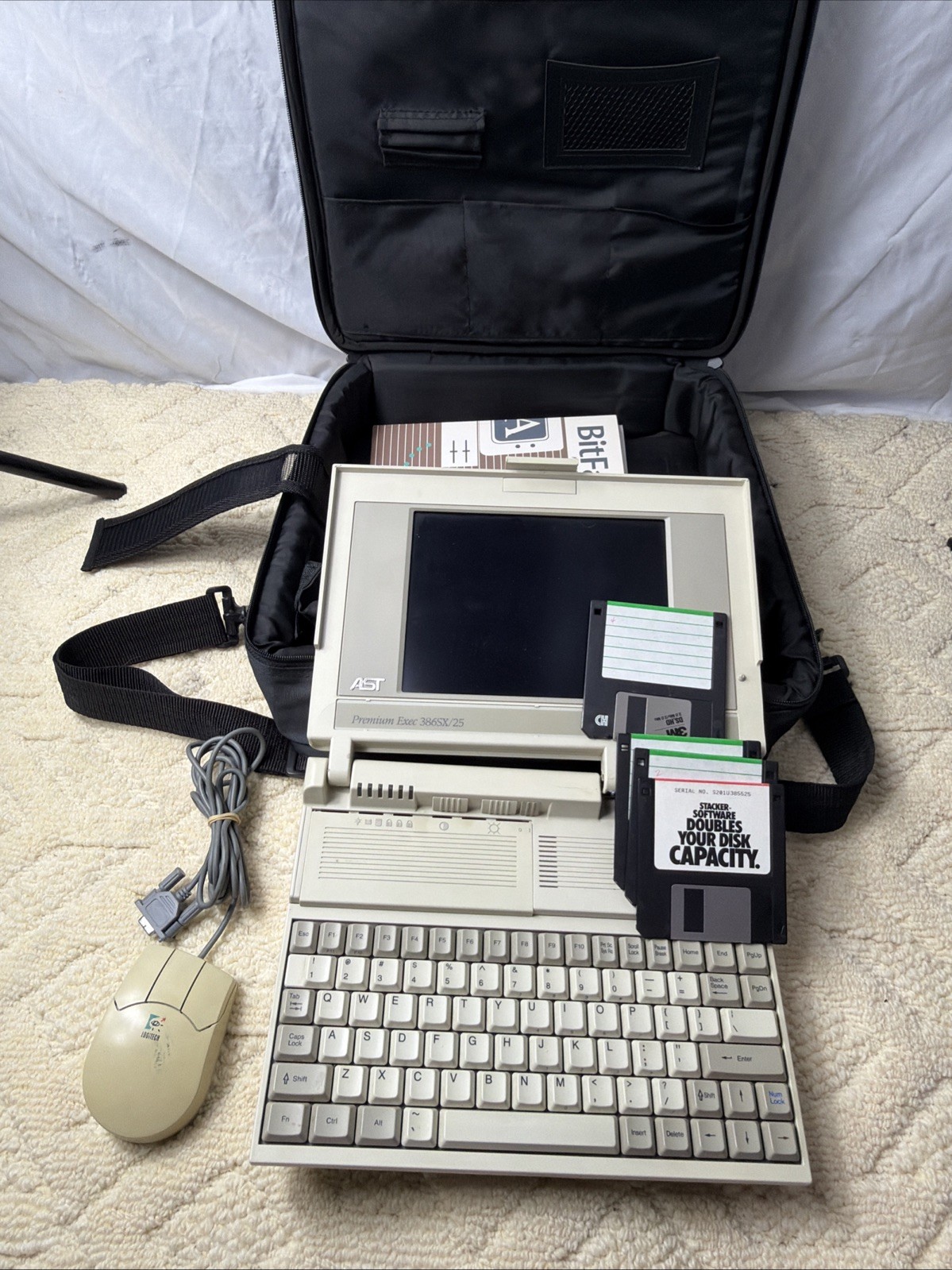 AST Premium Exec 386SX/25 Vintage Laptop For parts. Broken Screen Hinge AST Premium Exec 386SX/25 Vintage Laptop For parts. Broken Screen Hinge