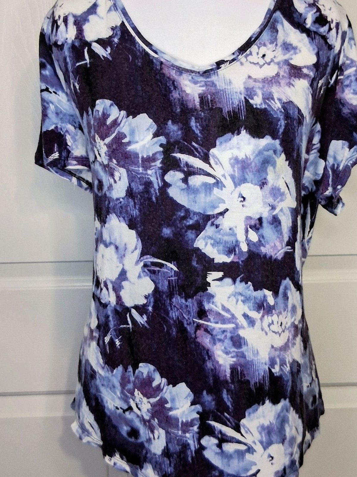 Simply Vera Vera Wang Purple & White Floral V-Neck Short Sleeve Tee Simply Vera Vera Wang Purple & White Floral V-Neck Short Sleeve Tee