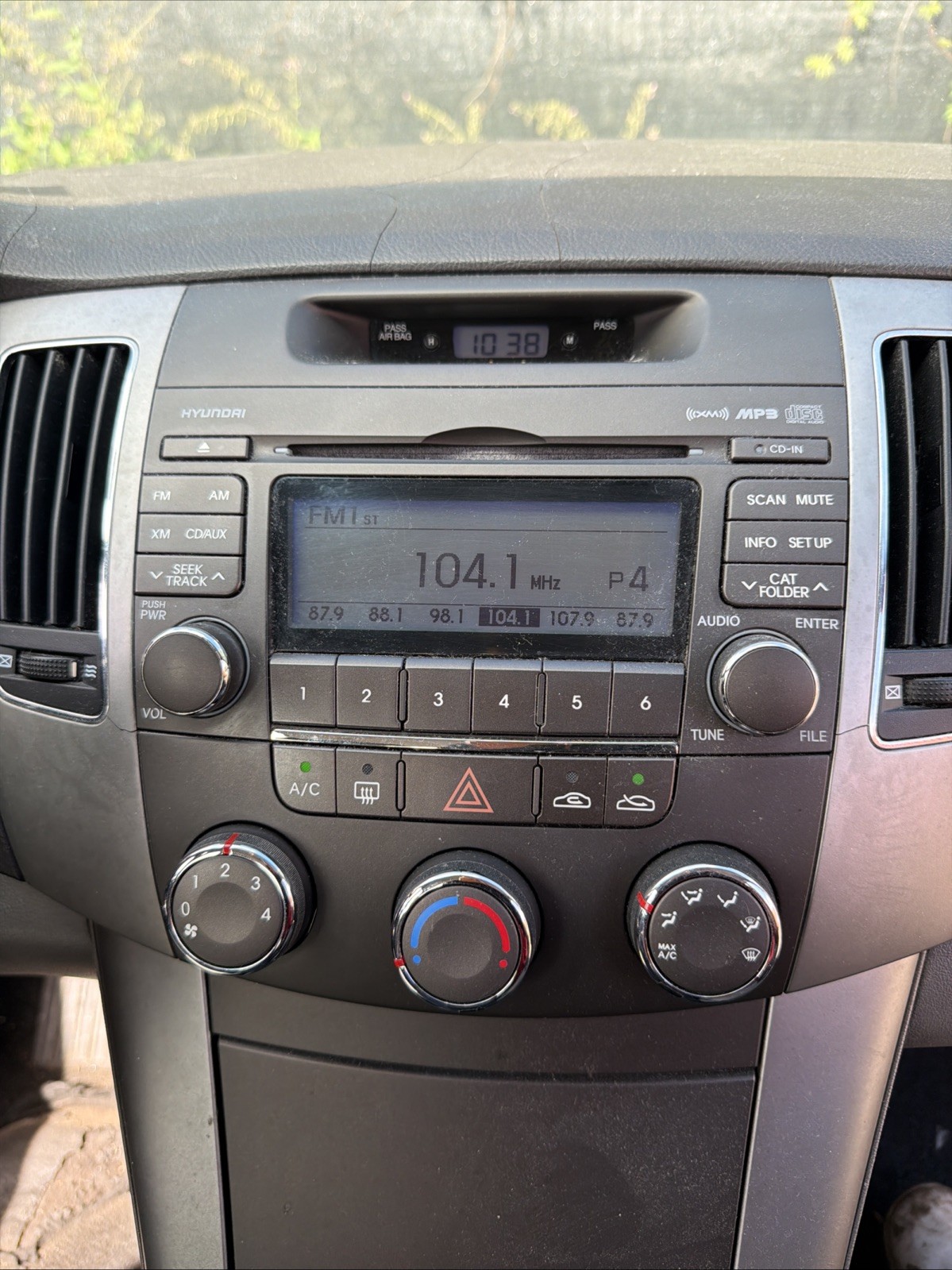 2007-2010 Hyundai Sonata AM FM Radio Receiver Display 96185-3K100 OEM 2007-2010 Hyundai Sonata AM FM Radio Receiver Display 96185-3K100 OEM