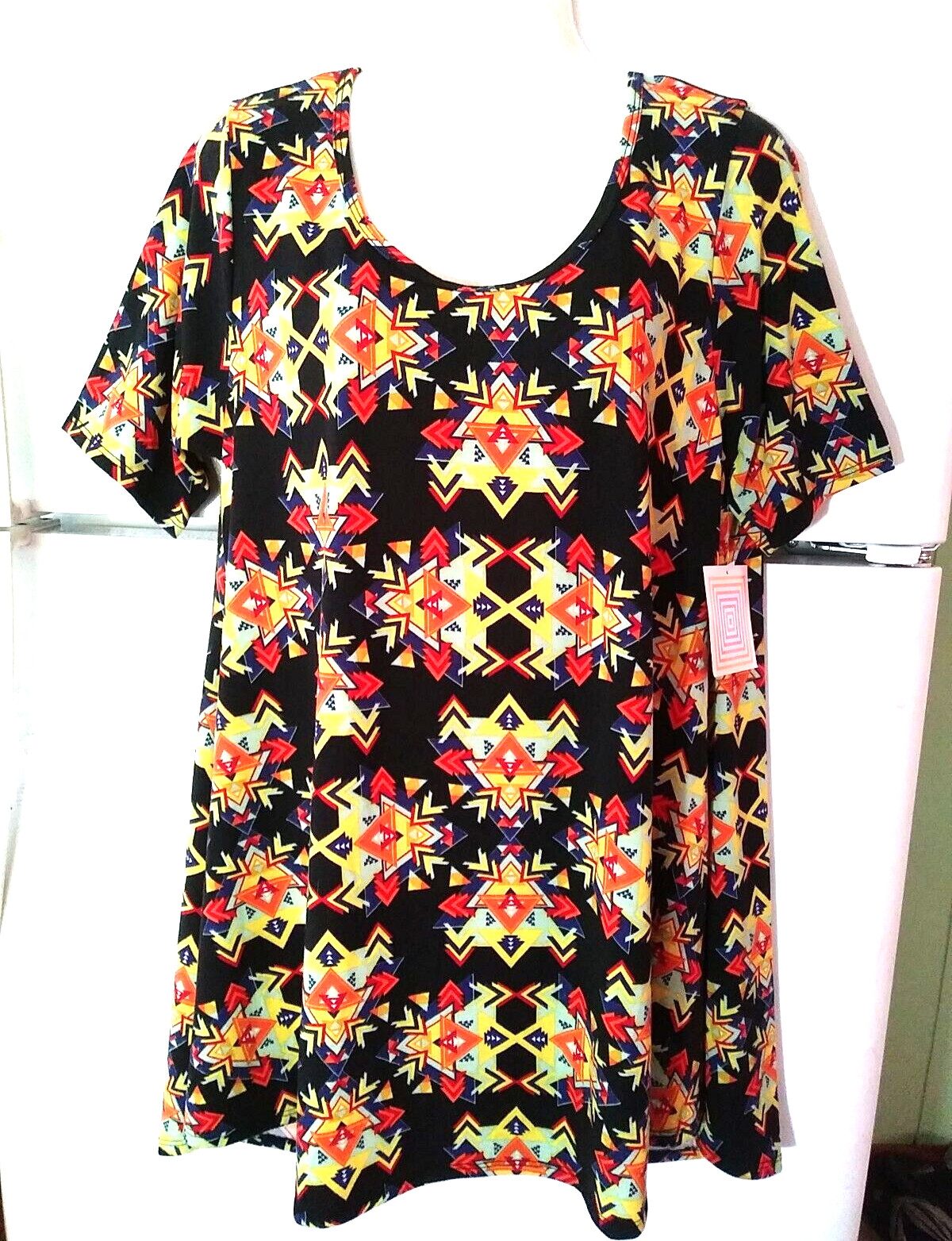 NEW WITH TAG LULAROE PERFECT T BLACK WITH GEOMETRIC PRINT TUNIC SWING TOP SIZE L