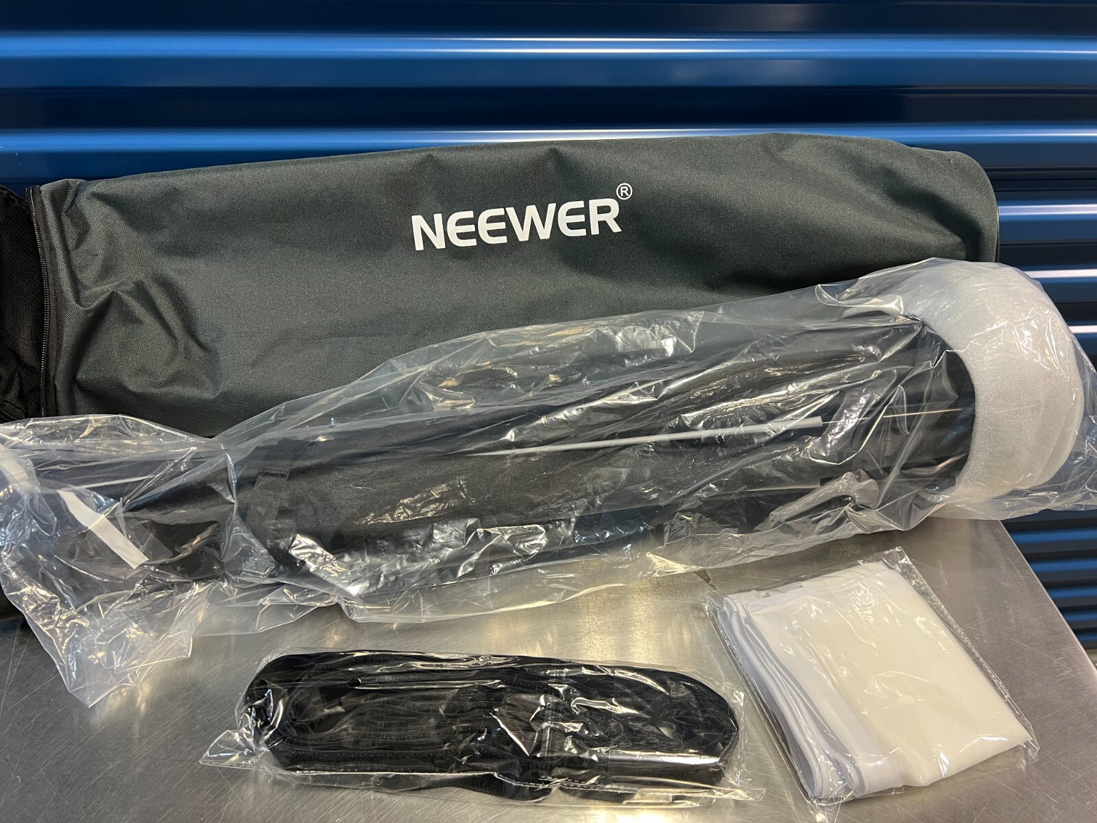 NEEWER 24''x35'' Quick Setup Foldable Rectangular Strip Softbox Bowens Mount NEEWER 24''x35'' Quick Setup Foldable Rectangular Strip Softbox Bowens Mount