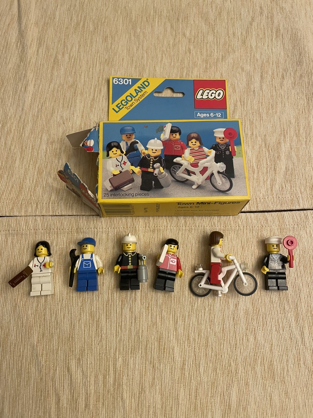 Lego 6301 Town Mini-Figures Used Original Box Complete Vintage Pristine
