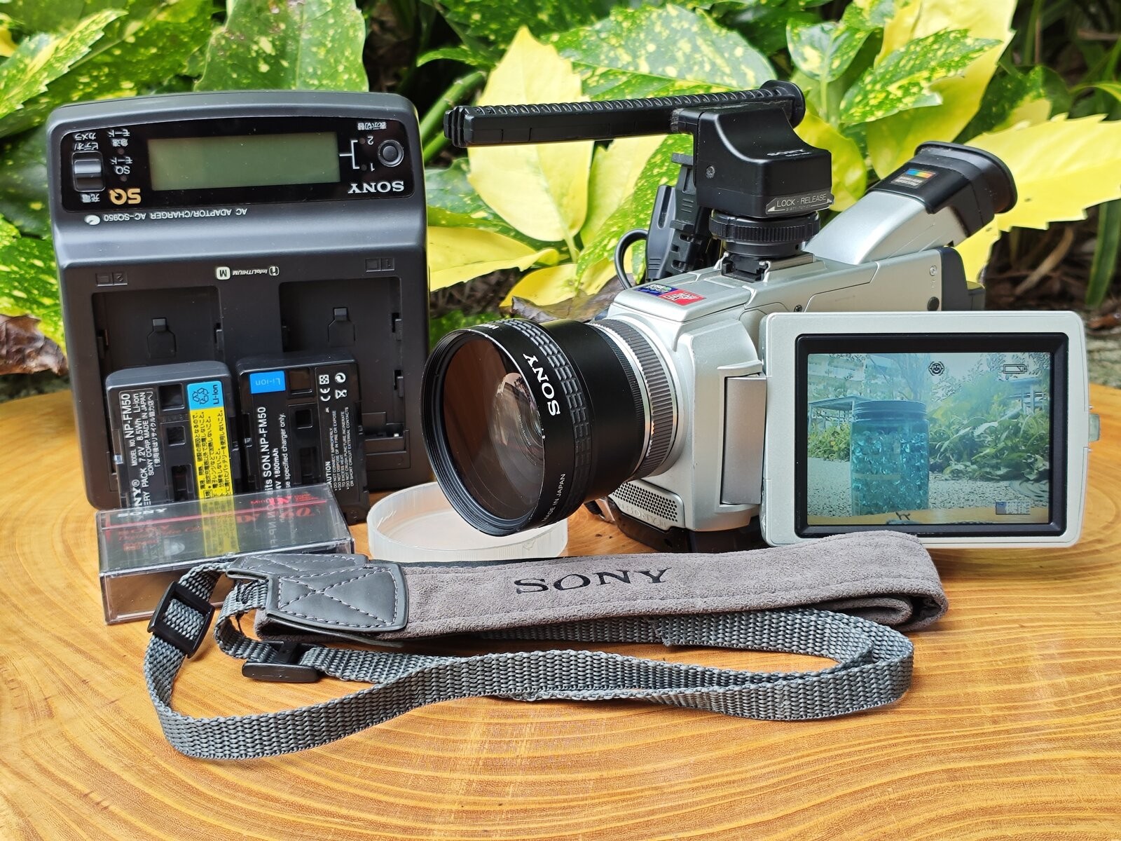 113545 Sony DCR-TRV50 MiniDV Camcorder Nightshot NTSC Tested w/ Charger