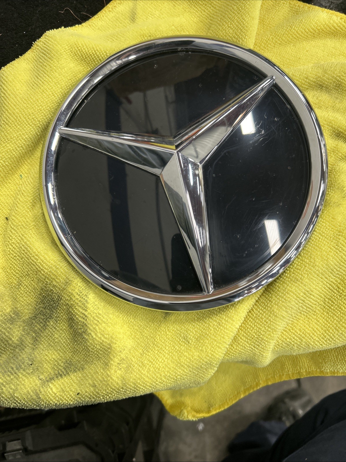 Genuine 16-23 MERCEDES BENZ W205 C CLASS GRILLE EMBLEM A0008881000 OEM Genuine 16-23 MERCEDES BENZ W205 C CLASS GRILLE EMBLEM A0008881000 OEM