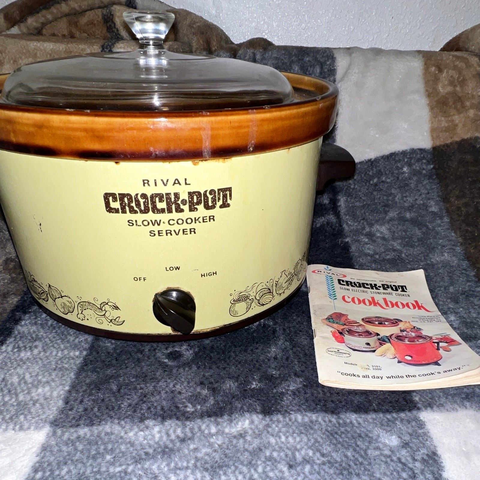 Vintage 1970’s Rival Crockpot with original crockpot cookbook (works)