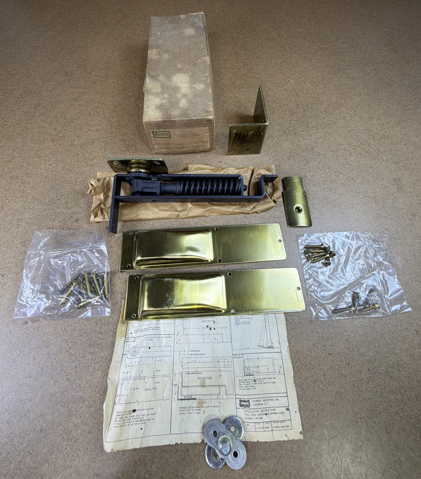 VTG Bonner Spring Pivot Double Acting Brass 7802-633 Finish One Set NEW NOS USA VTG Bonner Spring Pivot Double Acting Brass 7802-633 Finish One Set NEW NOS USA