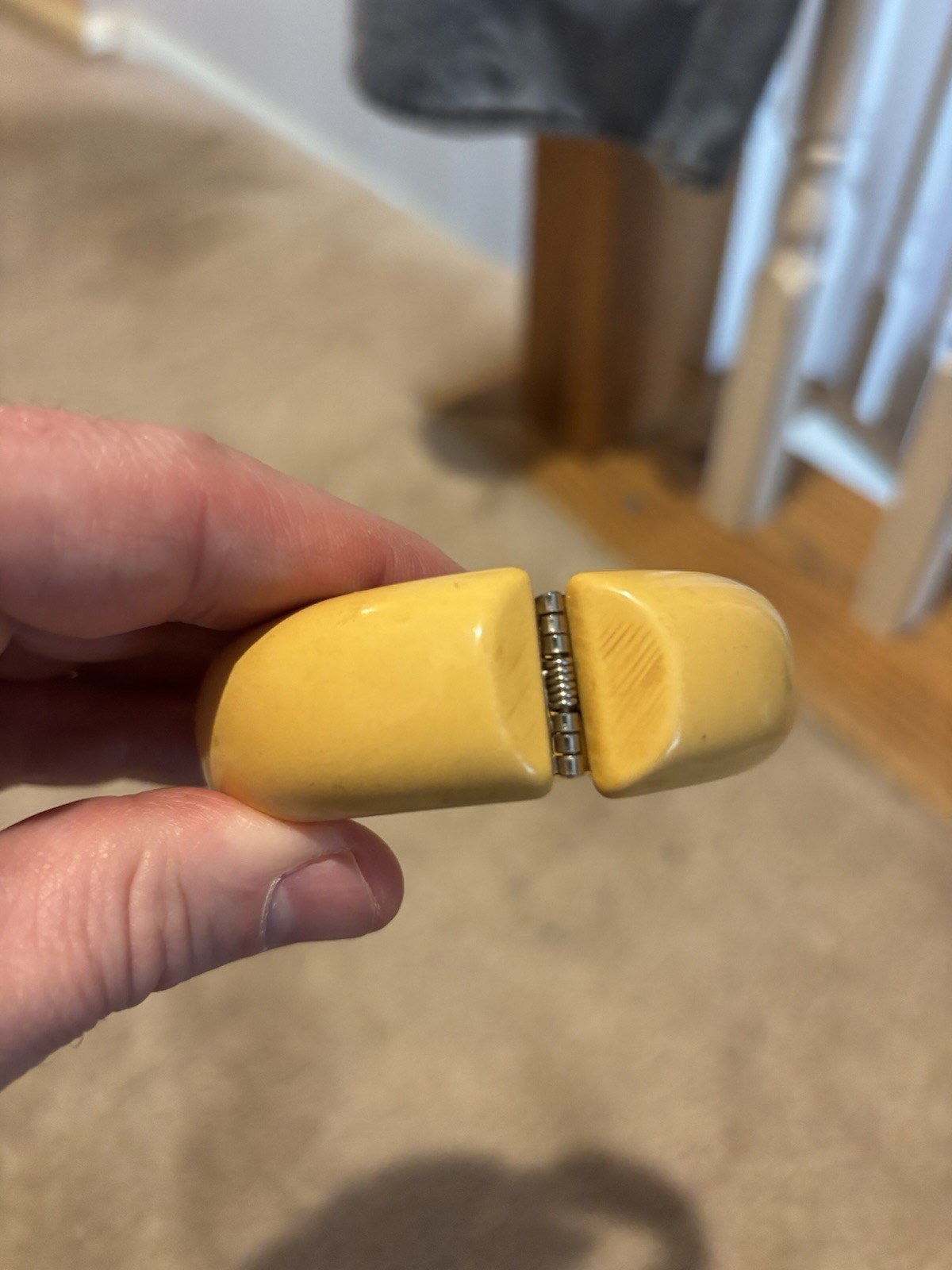 VINTAGE UNIQUE YELLOW BAKELITE BANGLE CLIPPER BRACELET - RARE--TESTED