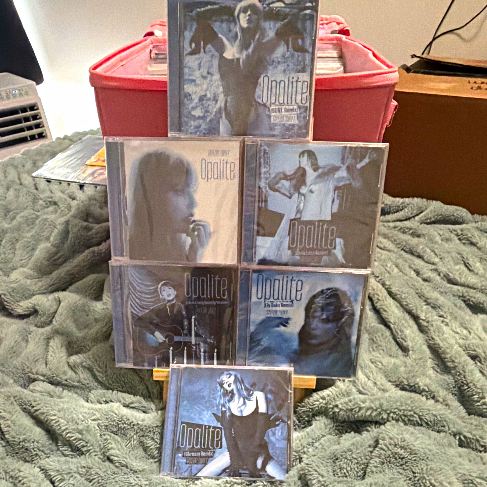 Taylor Swift Opalite Remix CD Single 6 Jewel Case Republic Records 2024 Taylor Swift Opalite Remix CD Single 6 Jewel Case Republic Records 2024