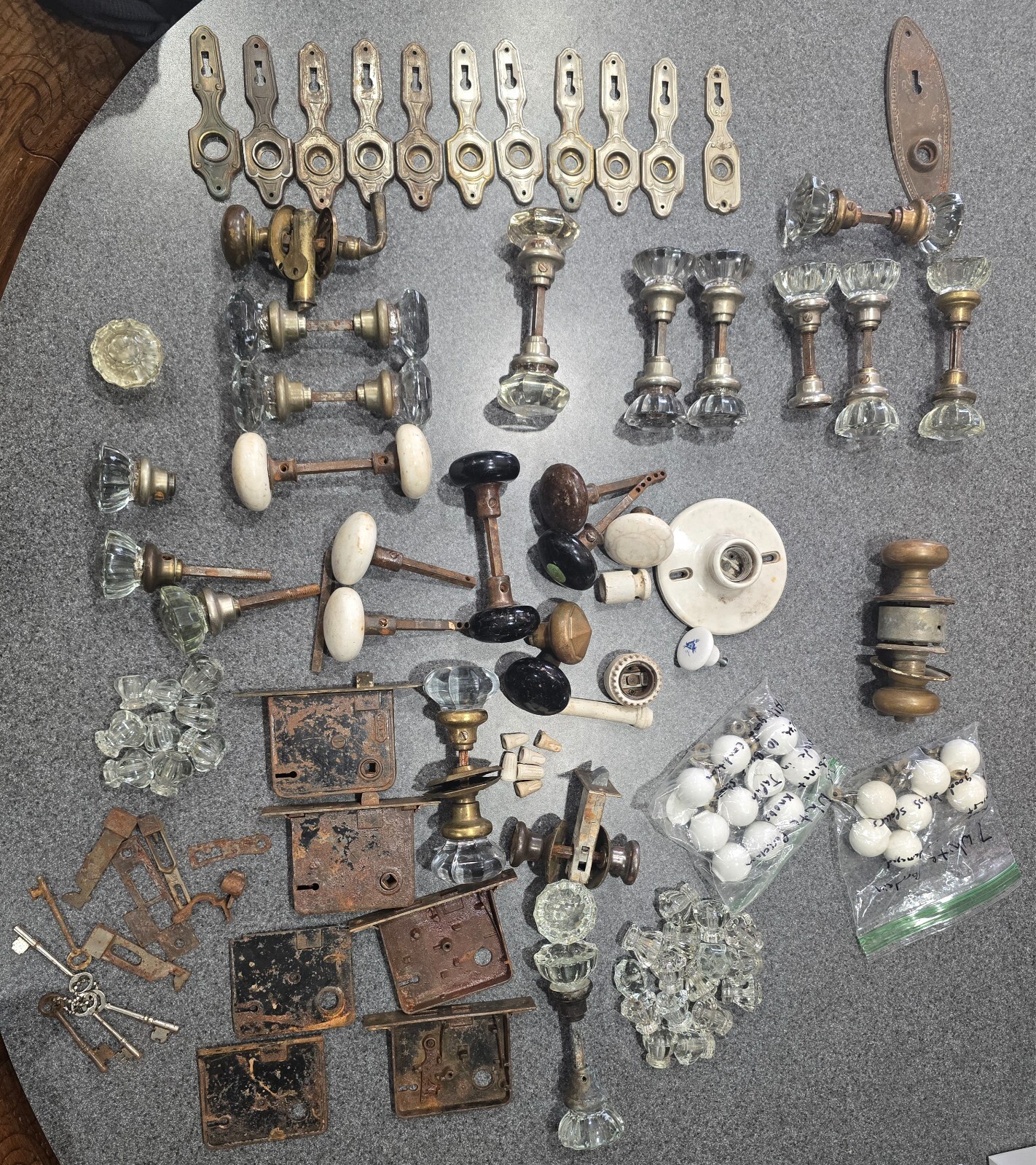 VINTAGE ANTIQUE CRYSTAL GLASS DOOR KNOBS LOCKING MECHANISM YALE CABINET CERAMIC VINTAGE ANTIQUE CRYSTAL GLASS DOOR KNOBS LOCKING MECHANISM YALE CABINET CERAMIC