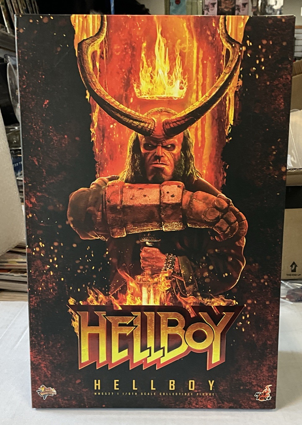 HOT TOYS MMS527 HELLBOY  1/6 SCALE FIGURE