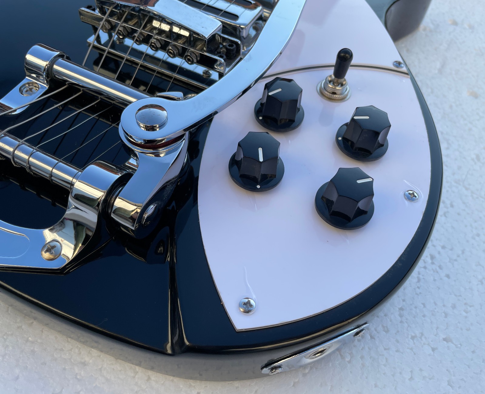 Short Scale Length 6 Strings Electric Guitar Bone Nut Glossy Finished Solid Body