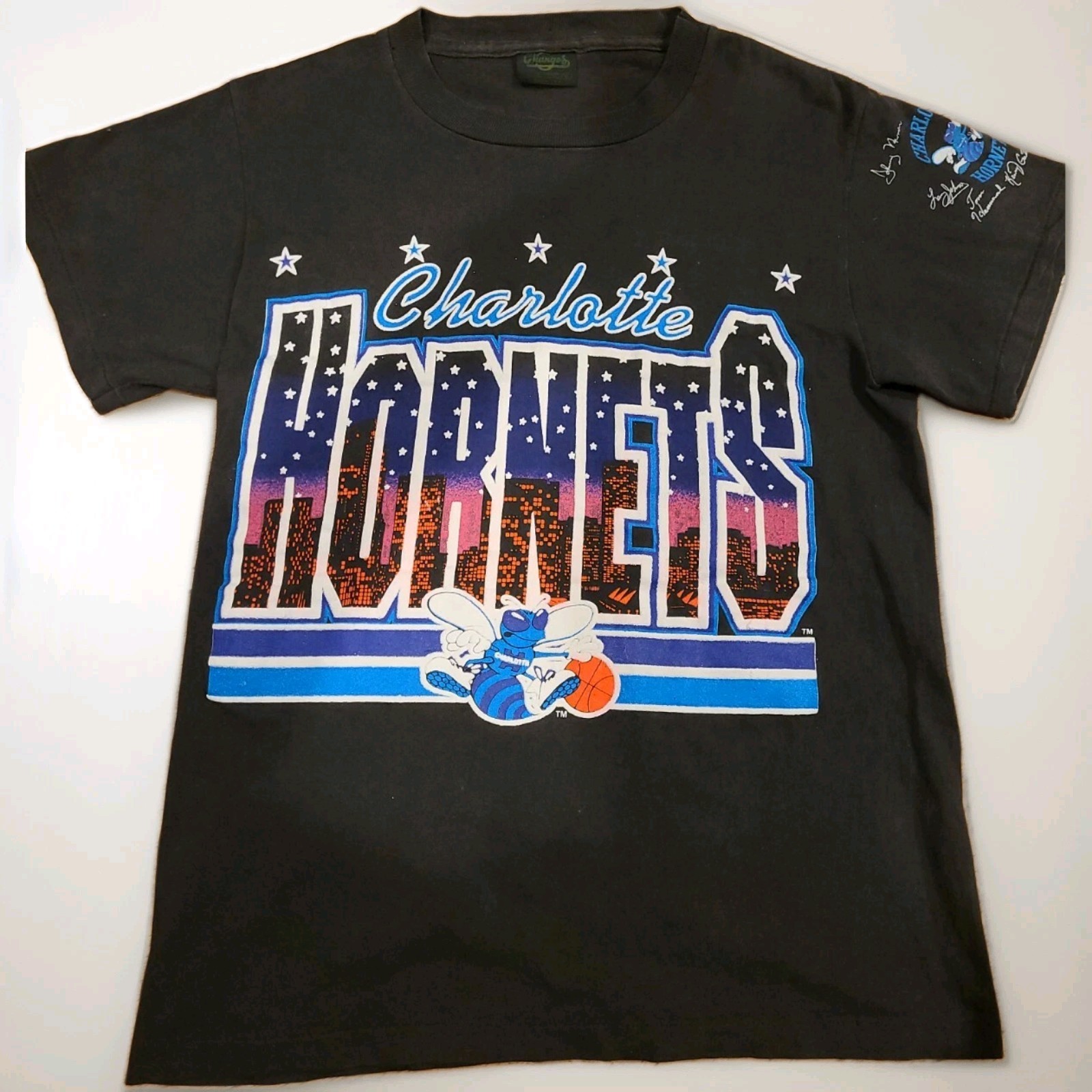 VTG 90\'s Charlotte Hornets NBA T-Shirt Men\'s SZ S Huge Spell Out Logo Rare VTG 90\'s Charlotte Hornets NBA T-Shirt Men\'s SZ S Huge Spell Out Logo Rare