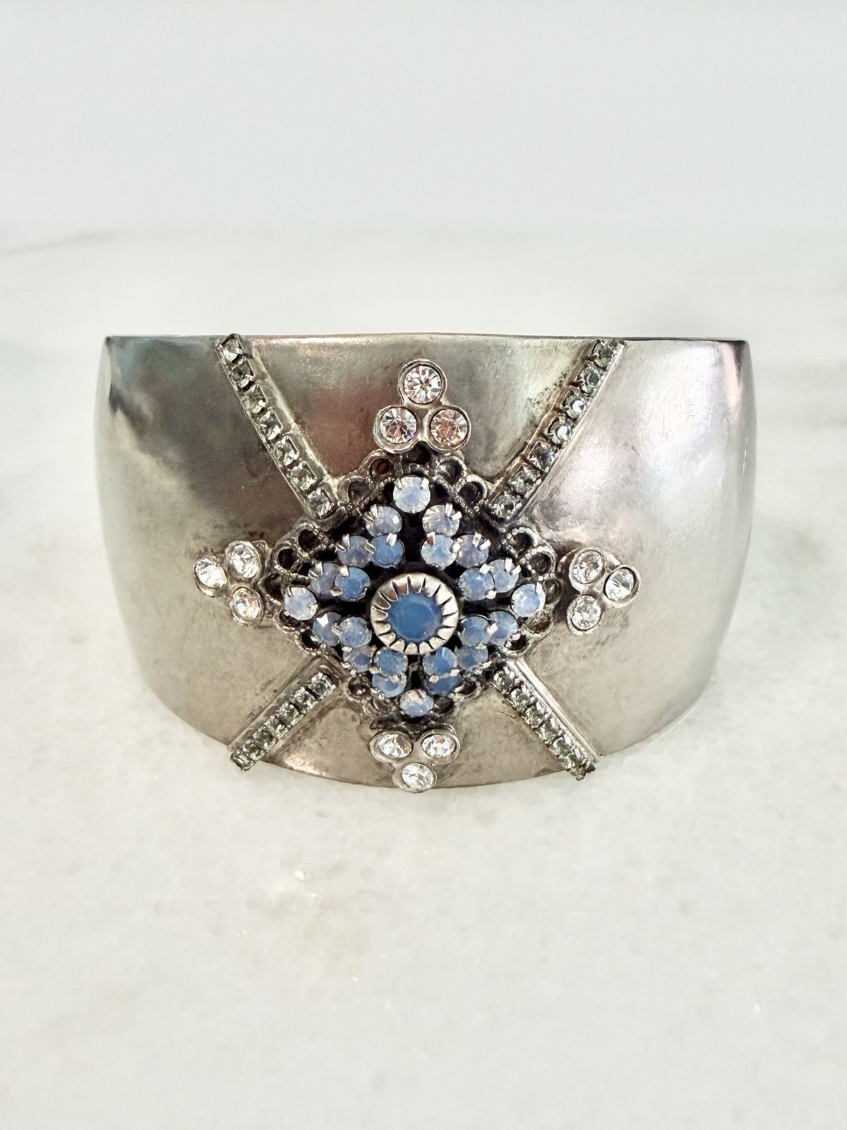 Sorrelli Silver Toned Bracelet Cuff With Crystal Accents Of Blue And Clear As Is Sorrelli Silver Toned Bracelet Cuff With Crystal Accents Of Blue And Clear As Is
