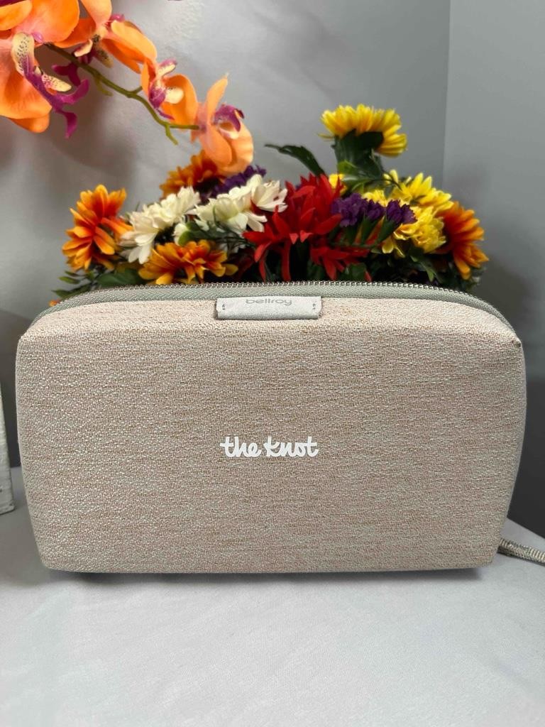 NWOT BELLROY x THE KNOT Tech Accessories Organizer Pouch in Saltbush Color