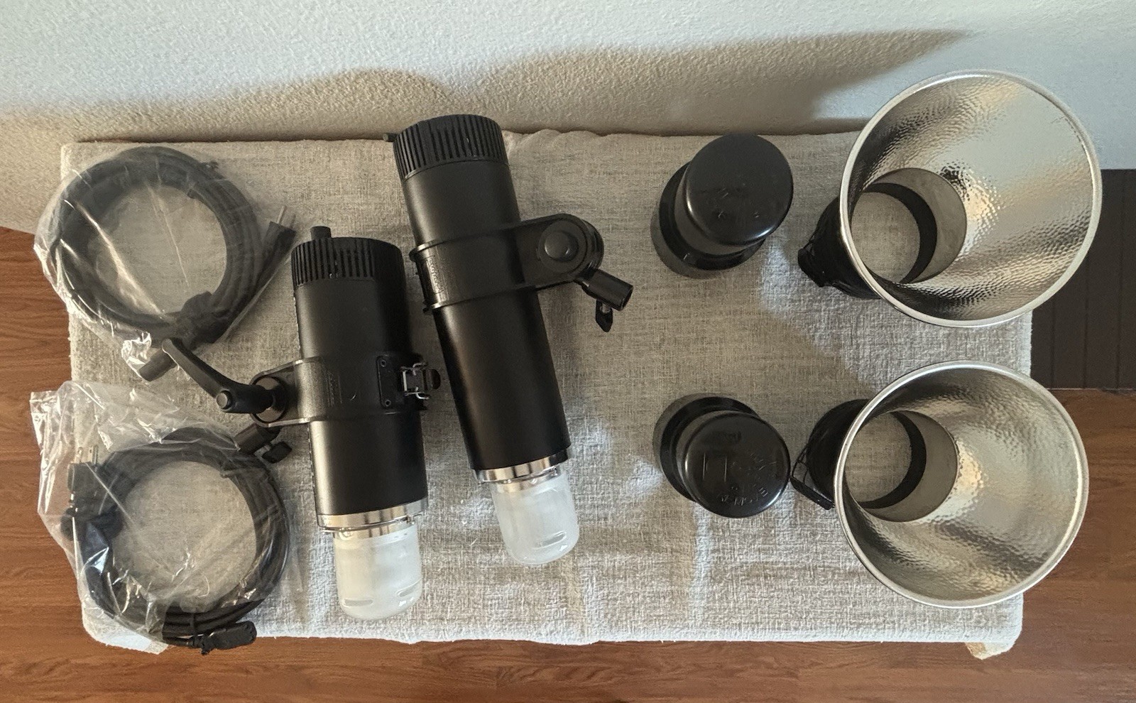 Profoto ComPact 300r and 600R set. Tenba case. Ex+
