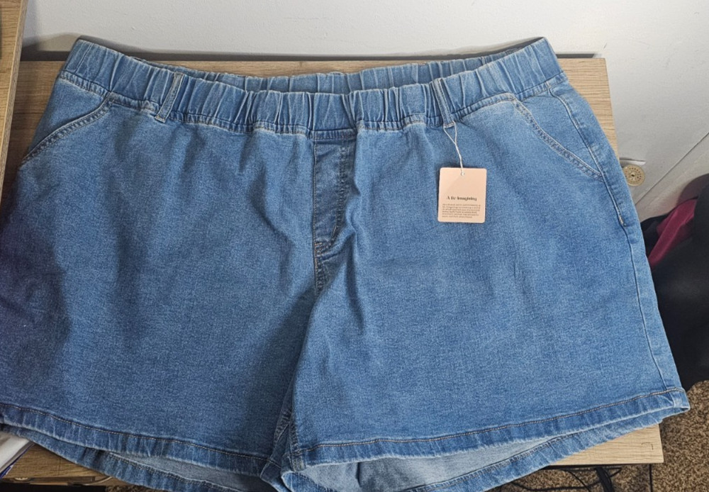 NWT Bloomchic Women\'s Blue Denim Bermuda Shorts SZ 28 Relaxed Fit Elastic Waist