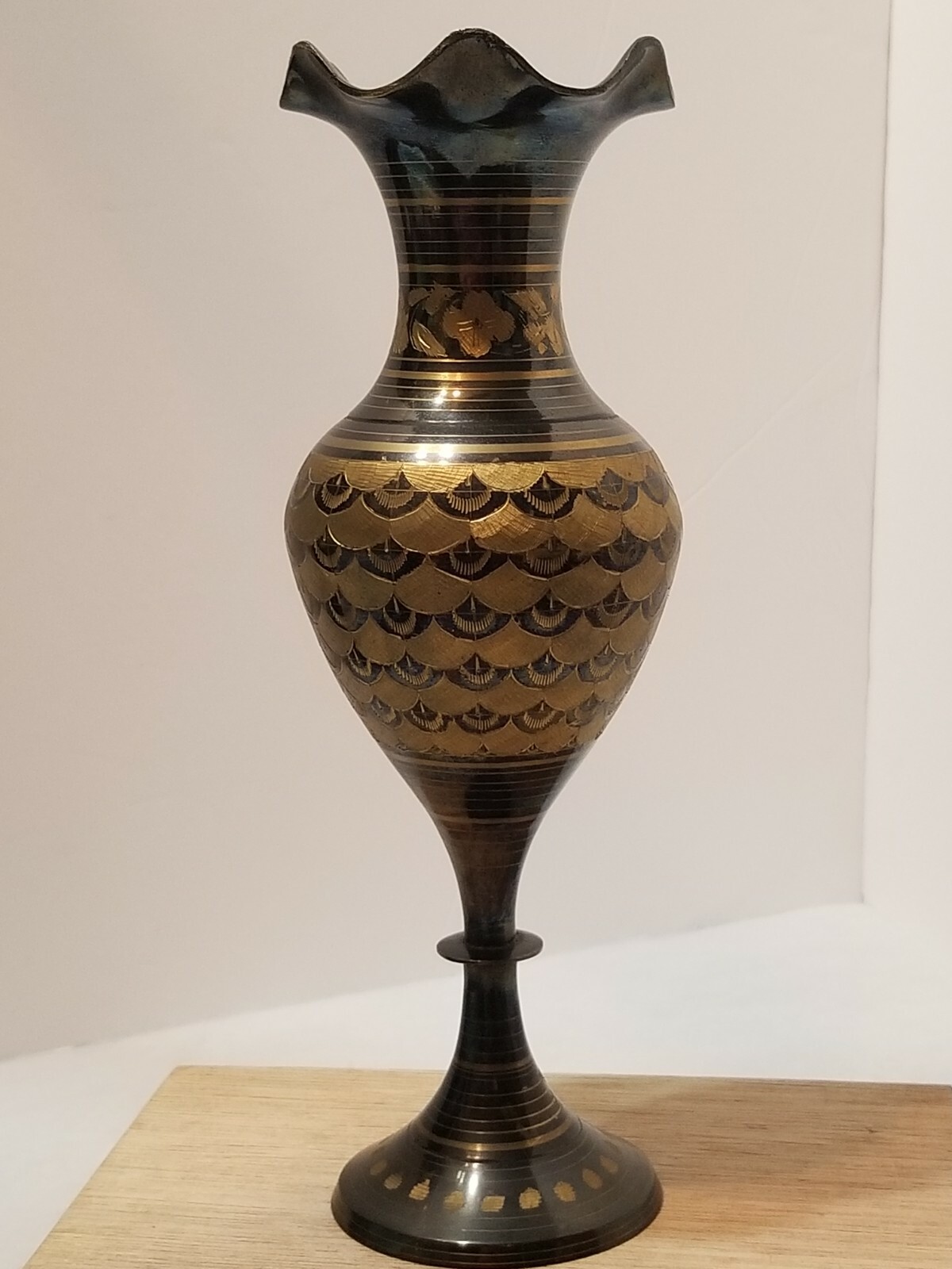BEAUTIFUL VINTAGE EGYPTIAN ANTIQUE BRONZE STEMMED VASE 11.5 INCH GOLD ETCHING
