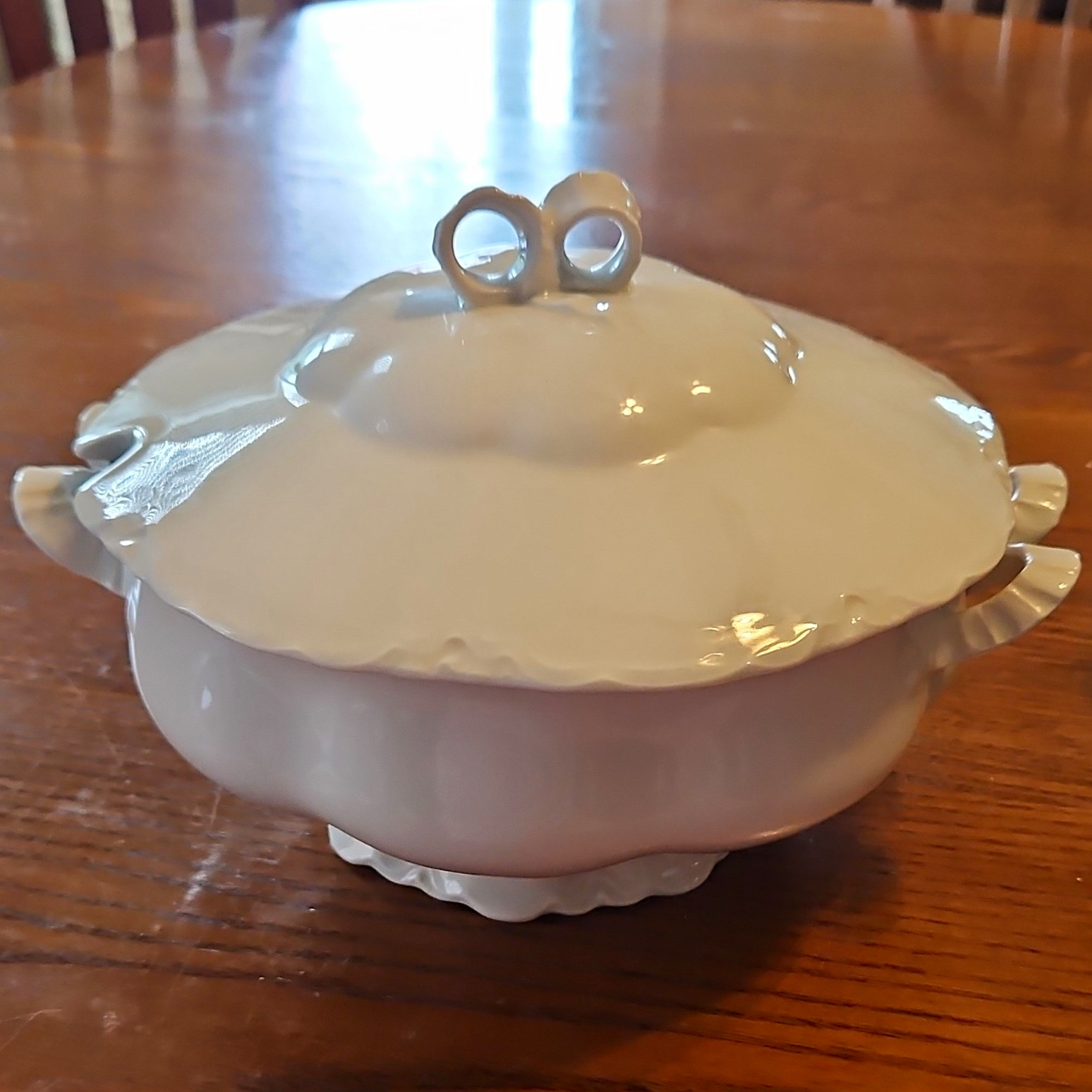 Vintage Hutschenreuther Racine White Porcelain Soup Tureen & Lid Selb Bavaria